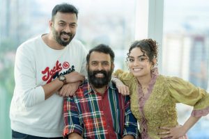 வோண்டாகர்ள், திவா சாவேஜ், எட் ஷீரன் உள்ளிட்ட சர்வதேச இசை கலைஞர்களுடன் இணைந்து பணியாற்றிய பாப் நட்சத்திர பாடகி தீ (DHEE), தனது புதிய இசை ஆல்பமான வாரி வாரி (VARI VARI)யை வெளியிடுகிறார்.